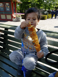 Max eating Eigenheymers at the Ton van de Ven square at the Marerijk kingdom