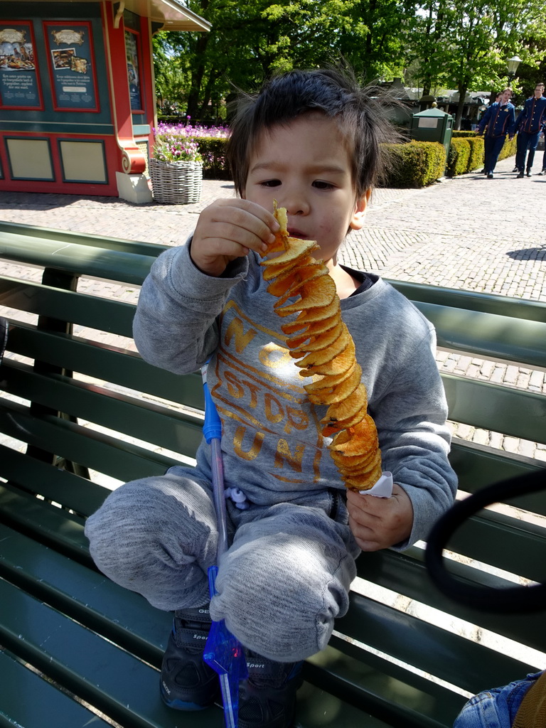 Max eating Eigenheymers at the Ton van de Ven square at the Marerijk kingdom