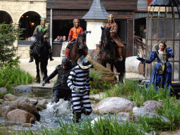 Actors and horses on the stage of the Raveleijn theatre at the Marerijk kingdom, during the Raveleijn Parkshow