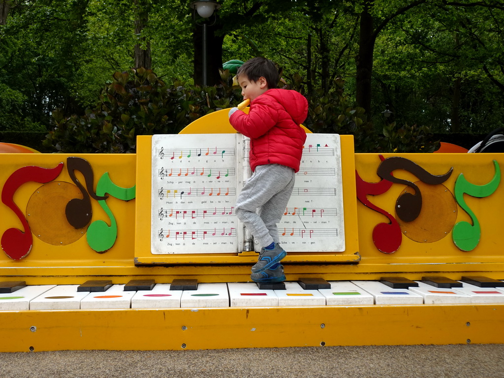 Max with an ice cream on a piano at the Kleuterhof playground at the Reizenrijk kingdom