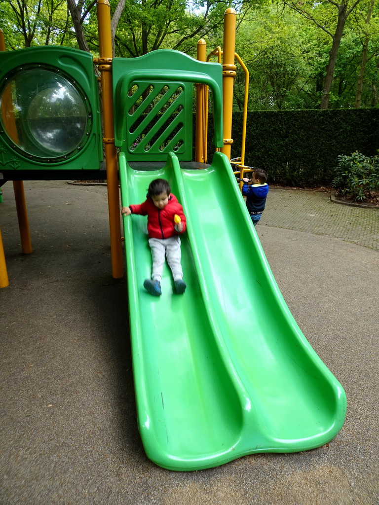 Max with an ice cream on a slide at the Kleuterhof playground at the Reizenrijk kingdom