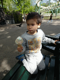 Max with an ice cream at the Vliegende Hollanderplein square at the Ruigrijk kingdom