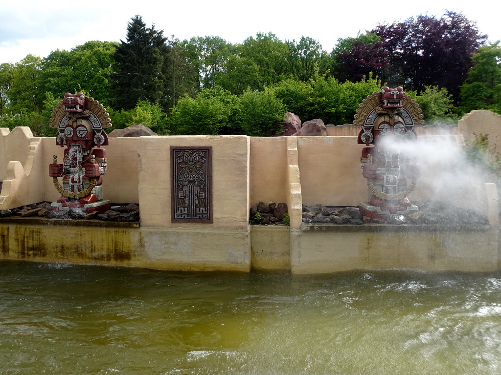 Inca statues at the Piraña attraction at the Anderrijk kingdom