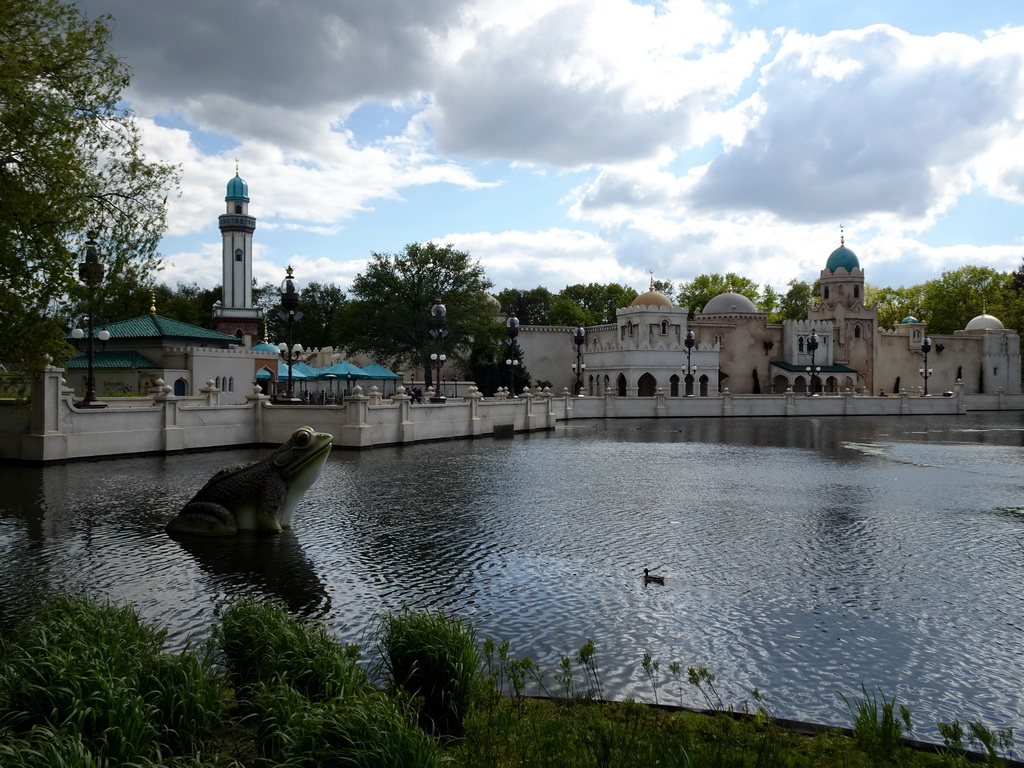 Frog statue at the Aquanura lake at the Fantasierijk kingdom and the Fata Morgana attraction at the Anderrijk kingdom