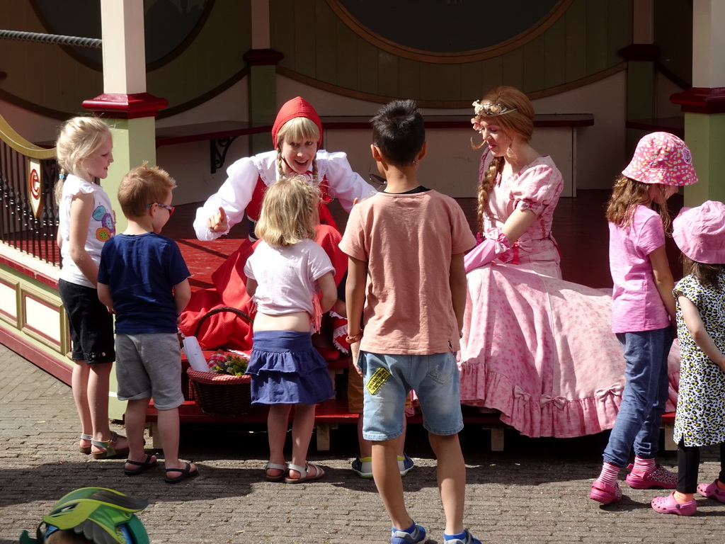 Little Red Riding Hood and Cinderella at the Dwarrelplein square