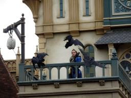 Actor and birds on the stage of the Raveleijn theatre at the Marerijk kingdom, during the Raveleijn Parkshow