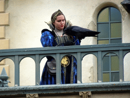 Actor and bird on the stage of the Raveleijn theatre at the Marerijk kingdom, during the Raveleijn Parkshow