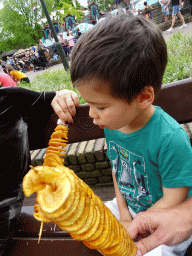 Max eating Eigenheymers at the Ruigrijkplein square at the Ruigrijk kingdom