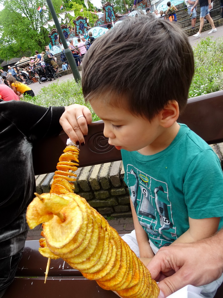 Max eating Eigenheymers at the Ruigrijkplein square at the Ruigrijk kingdom