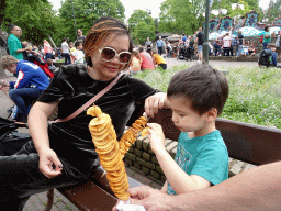 Miaomiao and Max eating Eigenheymers at the Ruigrijkplein square at the Ruigrijk kingdom