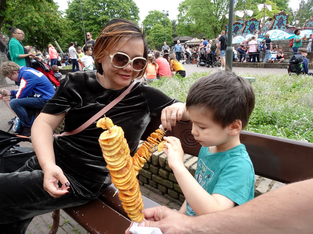 Miaomiao and Max eating Eigenheymers at the Ruigrijkplein square at the Ruigrijk kingdom