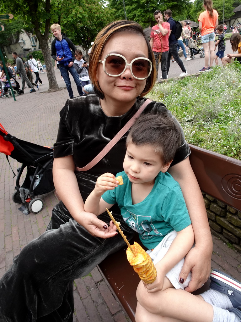 Miaomiao and Max eating Eigenheymers at the Ruigrijkplein square at the Ruigrijk kingdom