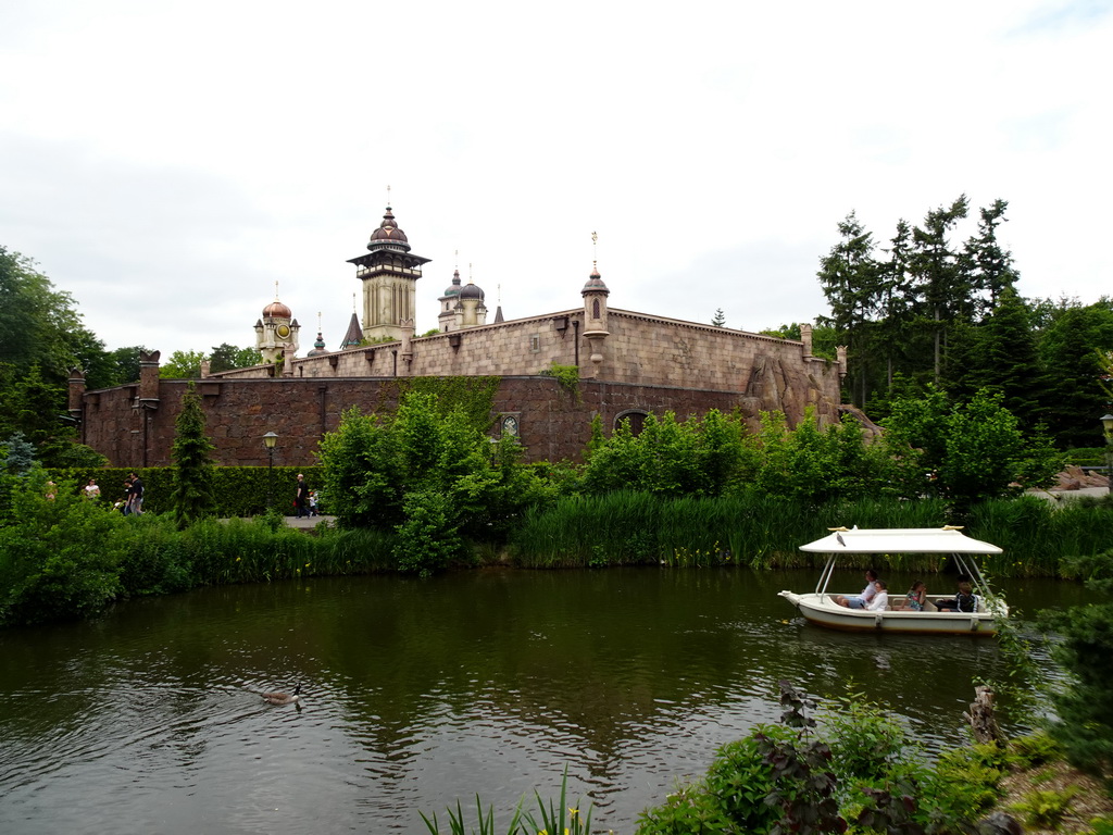 Gondoletta at the Gondoletta lake at the Reizenrijk kingdom and the back side of the Symbolica attraction at the Fantasierijk kingdom