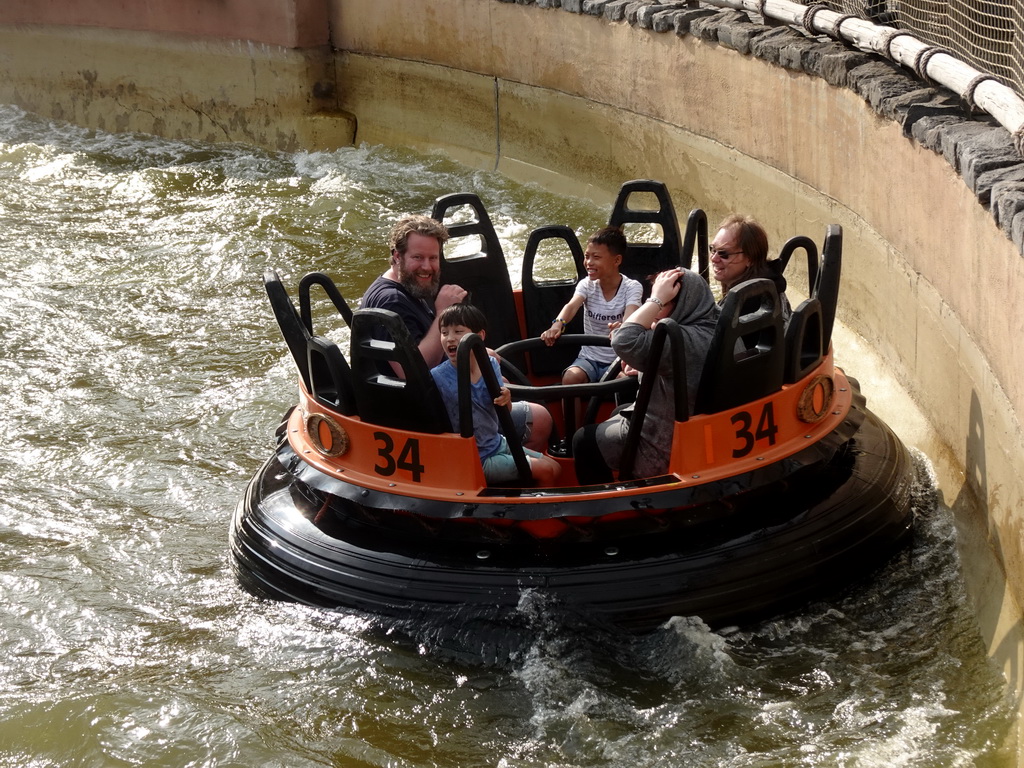 Our friends at the Piraña attraction at the Anderrijk kingdom, viewed from the side