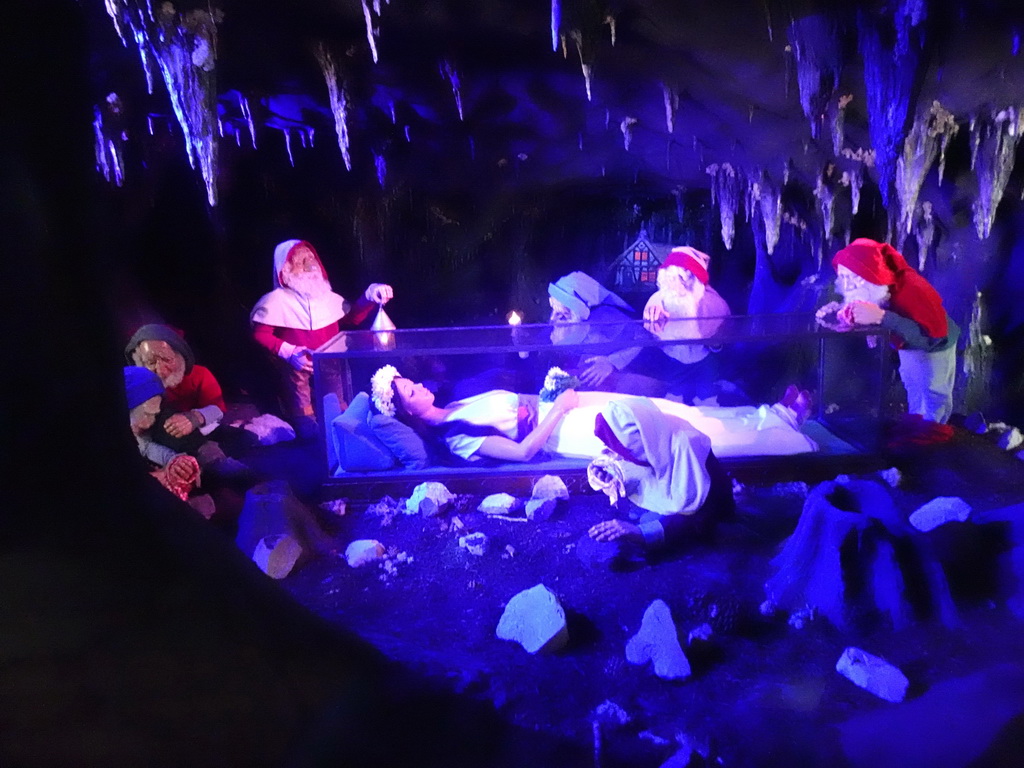 Snow White and the Seven Dwarfs at the Snow White attraction at the Fairytale Forest at the Marerijk kingdom