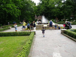 Max with the Fountain of the Frog King attraction at the Herautenplein square at the Fairytale Forest at the Marerijk kingdom