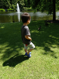 Max in front of the Gondoletta lake at the Reizenrijk kingdom