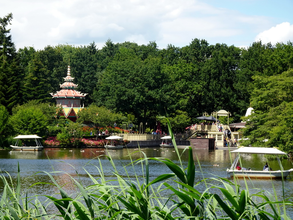 The Gondoletta lake and Pagode attraction at the Reizenrijk kingdom