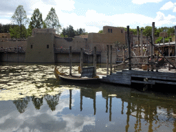 Dock with boats in front of the Piraña attraction at the Anderrijk kingdom