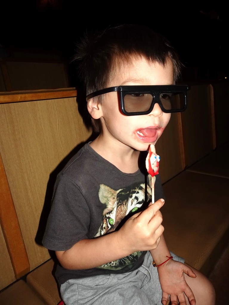 Max with glasses and a lollipop at the 4D show at the Pandadroom attraction at the Anderrijk kingdom