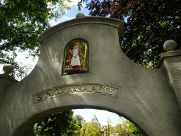 Gate to the Sint Nicolaasplaets square at the Marerijk kingdom