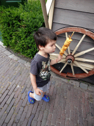 Max eating Eigenheymers at the Ton van de Ven square at the Marerijk kingdom