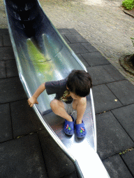 Max on the slide at the Glijhuys building at the Laafland attraction at the Marerijk kingdom