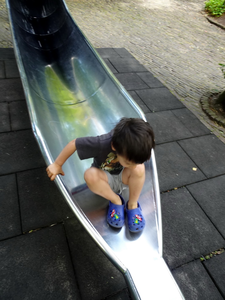 Max on the slide at the Glijhuys building at the Laafland attraction at the Marerijk kingdom