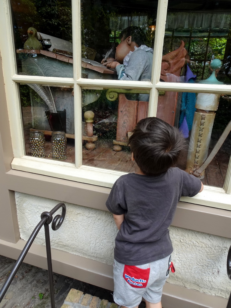 Max at the Leerhuys building at the Laafland attraction at the Marerijk kingdom