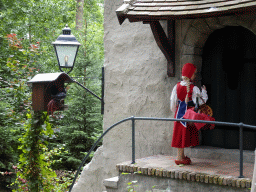Little Red Riding Hood and a bird at the Little Red Riding Hood attraction at the Fairytale Forest at the Marerijk kingdom