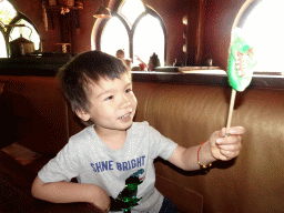 Max with a lollipop at the Polles Keuken restaurant at the Fantasierijk kingdom