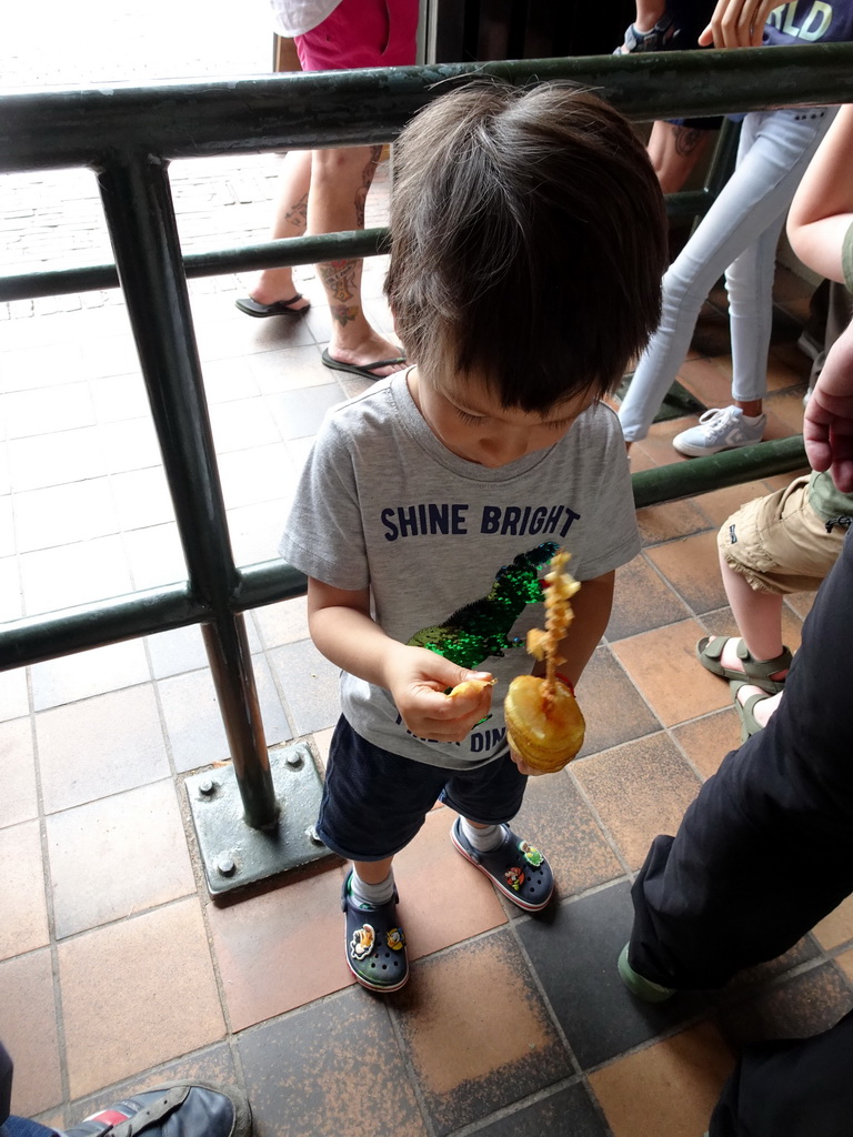 Max eating Eigenheymers in the waiting line for the Oude Tufferbaan attraction at the Ruigrijk kingdom