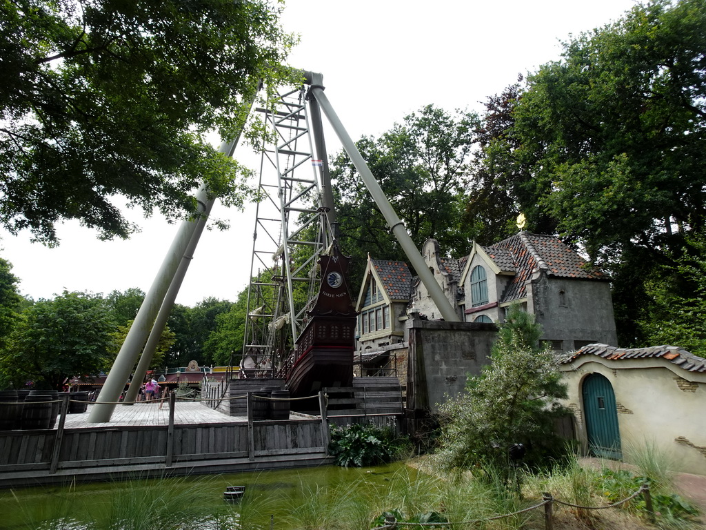 The Halve Maen attraction at the Ruigrijk kingdom, viewed from the waiting line for the Oude Tufferbaan attraction