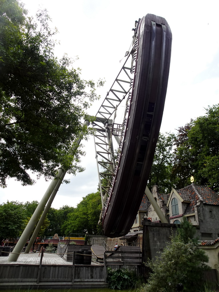 The Halve Maen attraction at the Ruigrijk kingdom, viewed from the waiting line for the Oude Tufferbaan attraction