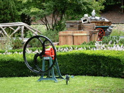 Wheel, wooden chests and chickens at the Oude Tufferbaan attraction at the Ruigrijk kingdom