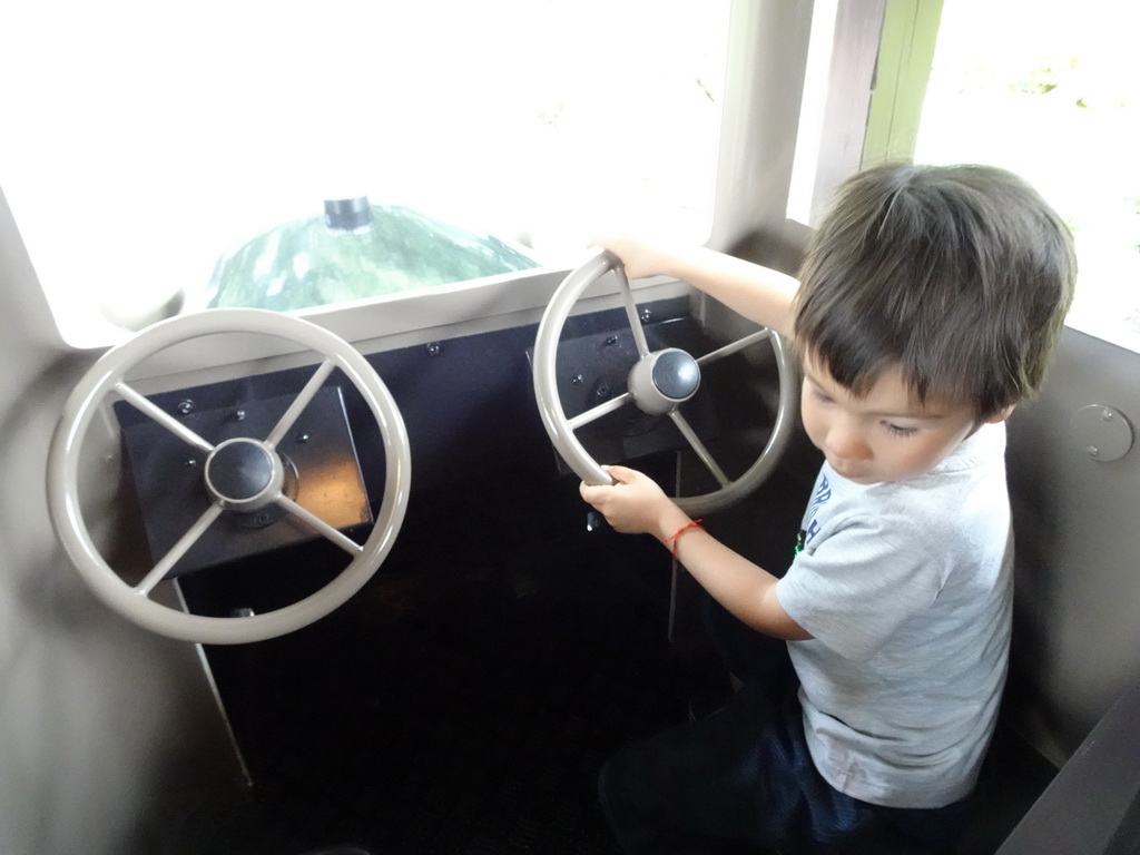 Max steering an automobile at the Oude Tufferbaan attraction at the Ruigrijk kingdom