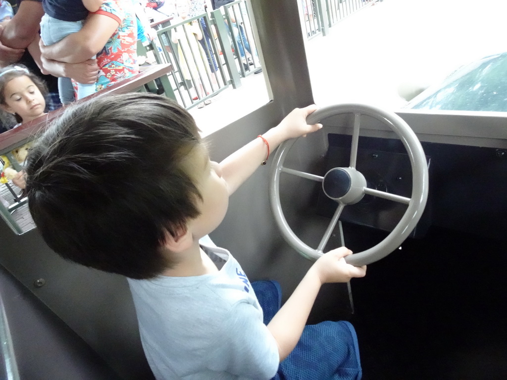 Max steering an automobile at the Oude Tufferbaan attraction at the Ruigrijk kingdom