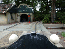 Automobile repair shop at the Oude Tufferbaan attraction at the Ruigrijk kingdom, viewed from an automobile