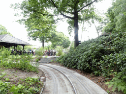 Main building of the Oude Tufferbaan attraction at the Ruigrijk kingdom, viewed from an automobile