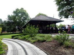 Main building of the Oude Tufferbaan attraction at the Ruigrijk kingdom, viewed from an automobile