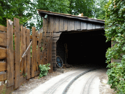 Shed at the Oude Tufferbaan attraction at the Ruigrijk kingdom, viewed from an automobile