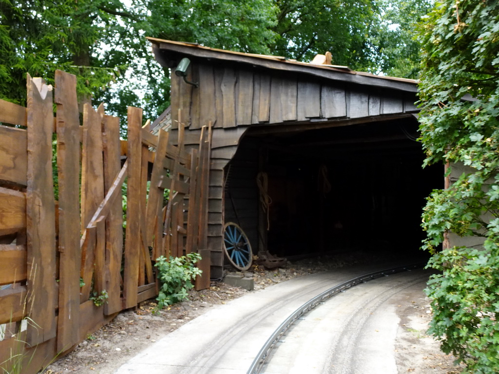 Shed at the Oude Tufferbaan attraction at the Ruigrijk kingdom, viewed from an automobile