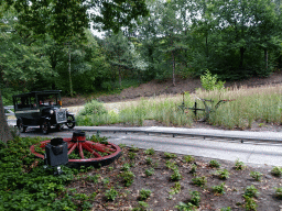 Wheel and automobile at the Oude Tufferbaan attraction at the Ruigrijk kingdom, viewed from an automobile