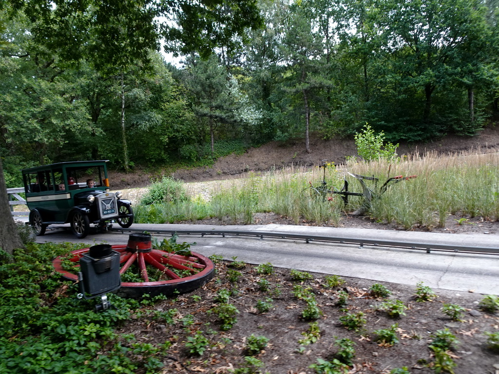 Wheel and automobile at the Oude Tufferbaan attraction at the Ruigrijk kingdom, viewed from an automobile