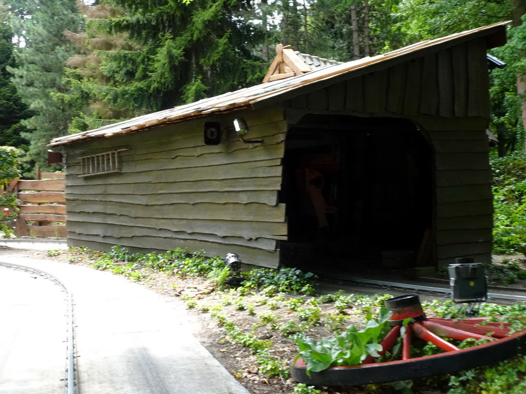 Wheel and shed at the Oude Tufferbaan attraction at the Ruigrijk kingdom, viewed from an automobile