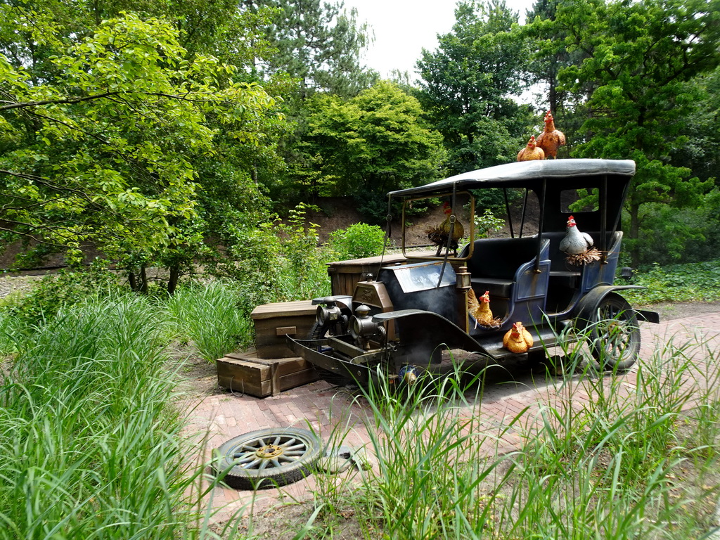 Automobile and chickens at the Oude Tufferbaan attraction at the Ruigrijk kingdom, viewed from an automobile