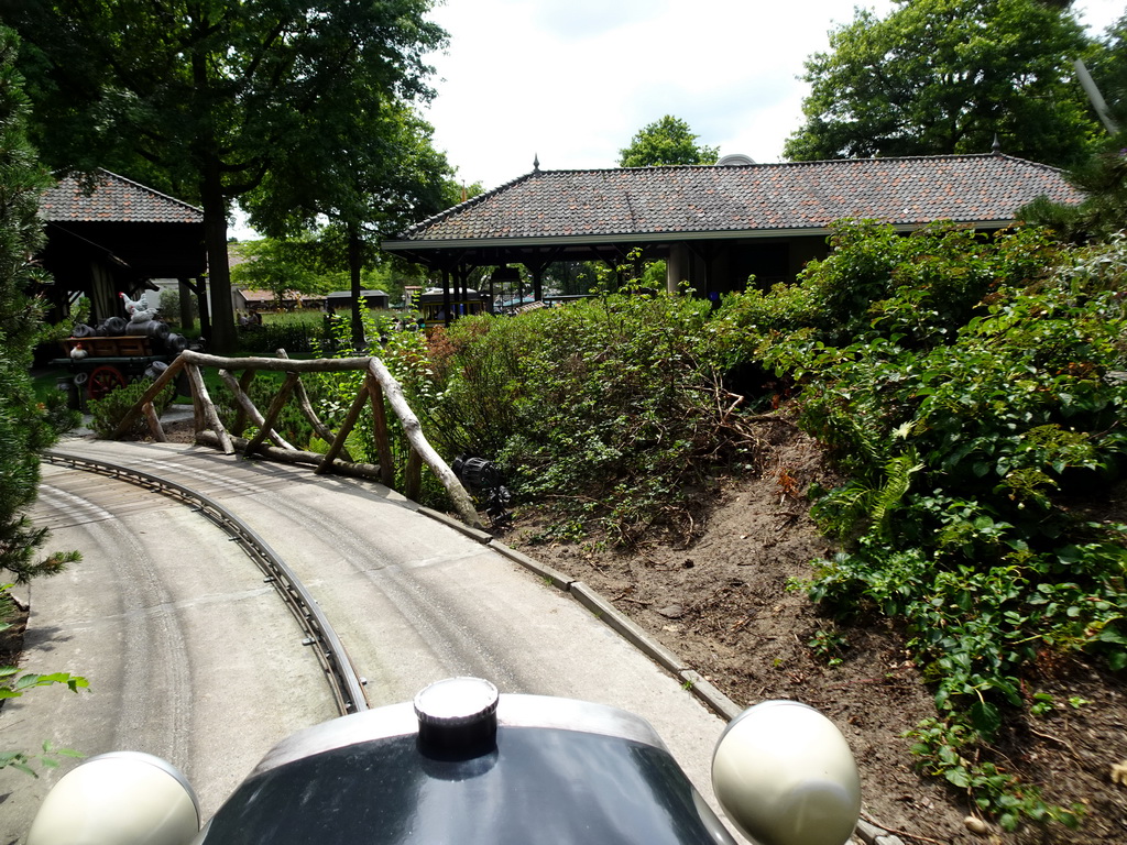 Main building of the Oude Tufferbaan attraction at the Ruigrijk kingdom, viewed from an automobile