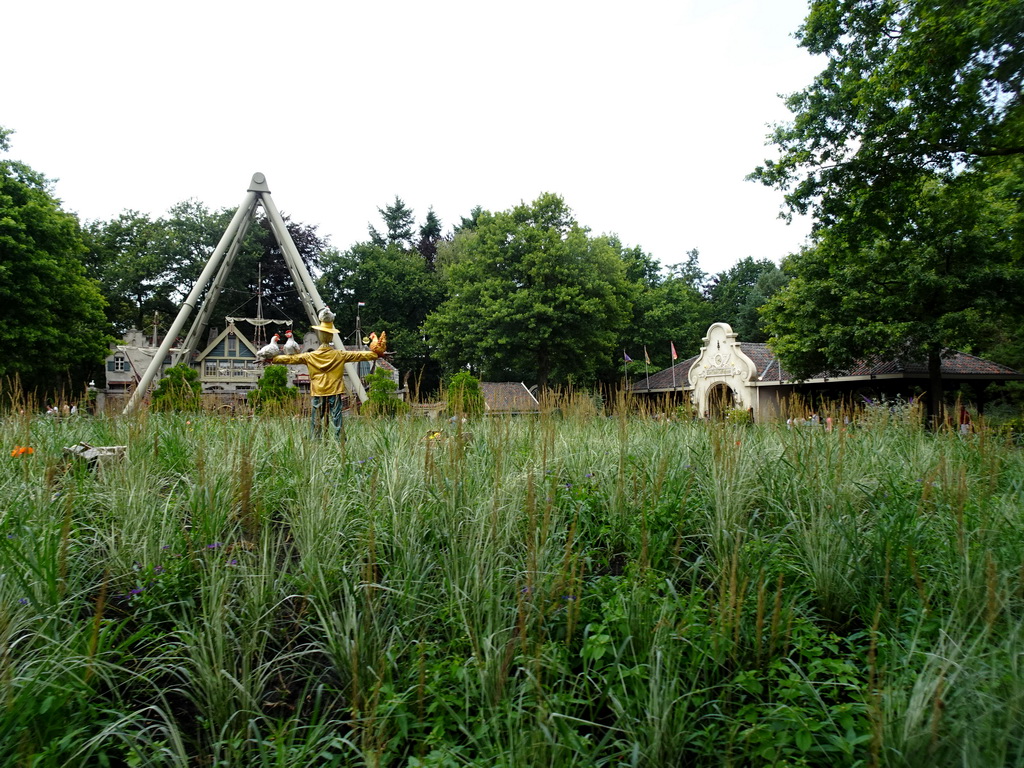 Scarecrow with chickens at the Oude Tufferbaan attraction at the Ruigrijk kingdom, viewed from an automobile