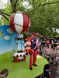 Actor and hand puppet at the Jokie and Jet attraction at the Carnaval Festival Square at the Reizenrijk kingdom