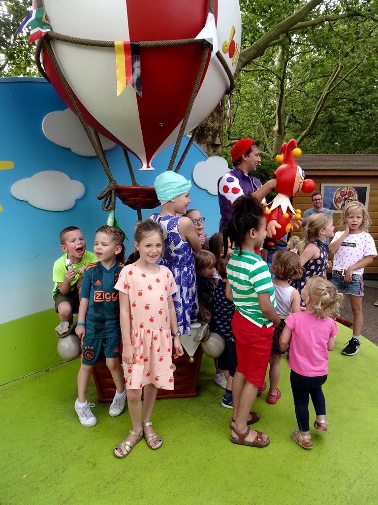 Max with an actor and hand puppet at the Jokie and Jet attraction at the Carnaval Festival Square at the Reizenrijk kingdom